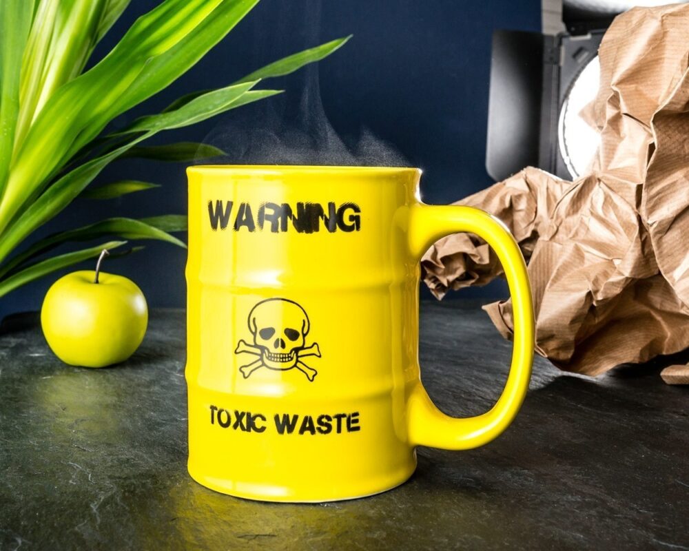cana in forma de butoi cu mesaj warning toxic waste gonga 1