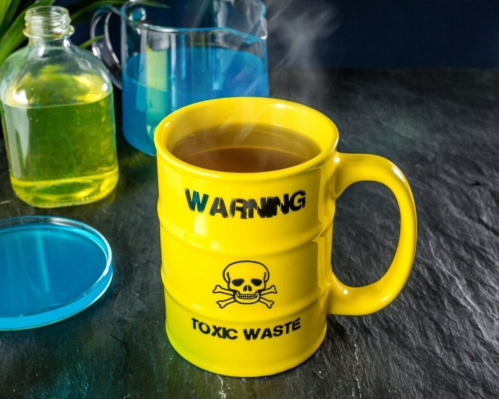 cana in forma de butoi cu mesaj warning toxic waste gonga 4