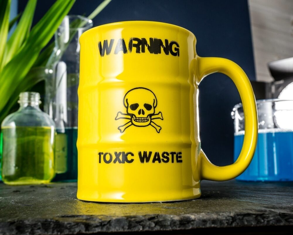 cana in forma de butoi cu mesaj warning toxic waste gonga 5