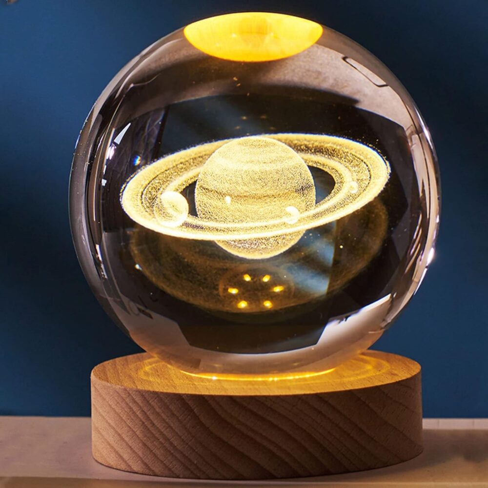 lampa led decorativa cu bila de cristal cu diametru 6cm model saturn 3d alimentare usb suport din lemn lumina alb cald gonga 1