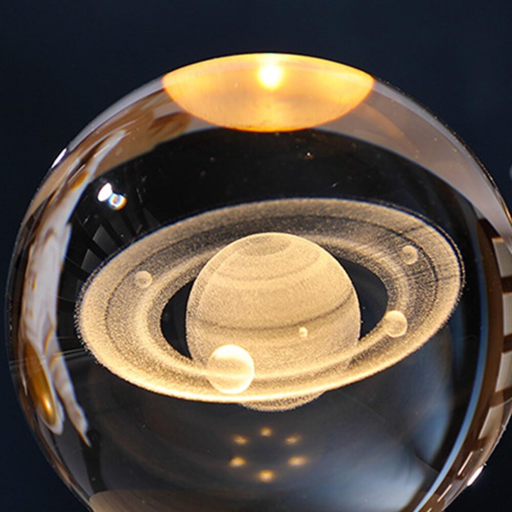 lampa led decorativa cu bila de cristal cu diametru 6cm model saturn 3d alimentare usb suport din lemn lumina alb cald gonga 3
