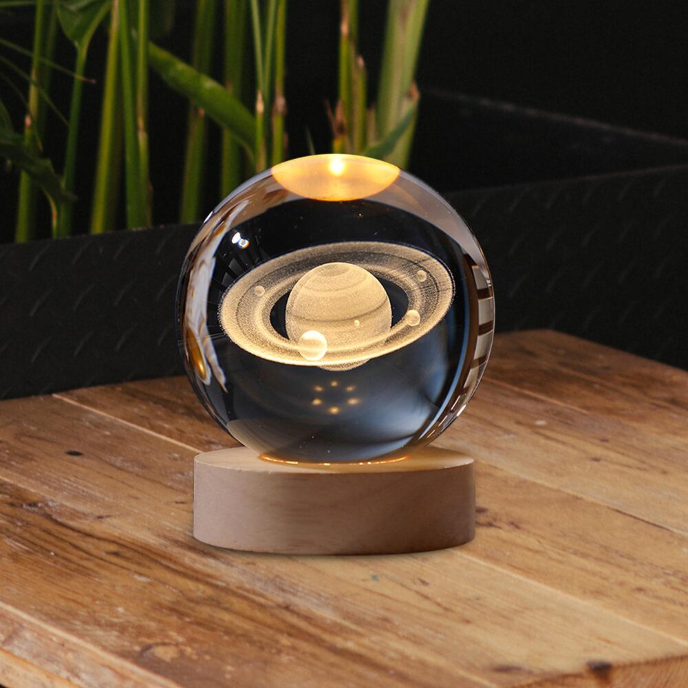 lampa led decorativa cu bila de cristal cu diametru 6cm model saturn 3d alimentare usb suport din lemn lumina alb cald gonga 4